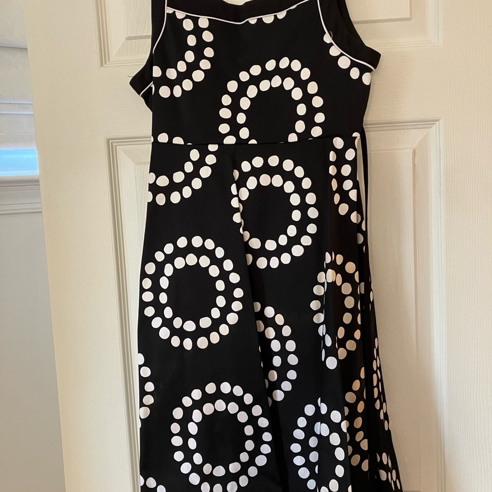 Elegant Black and White Circle Pattern Dress